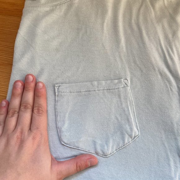 Loose style t-shirt. Small front pocket - Picture 2 of 3